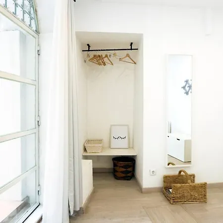 Alfama's Hidden Terrace Gem Lisbona