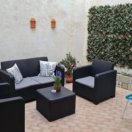 Alfama's Hidden Terrace Gem * Lisbona