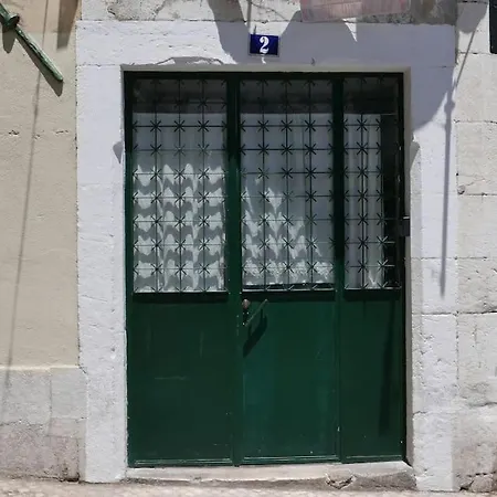 Alfama's Hidden Terrace Gem Апартаменты *