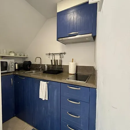 Alfama's Hidden Terrace Gem Лиссабон