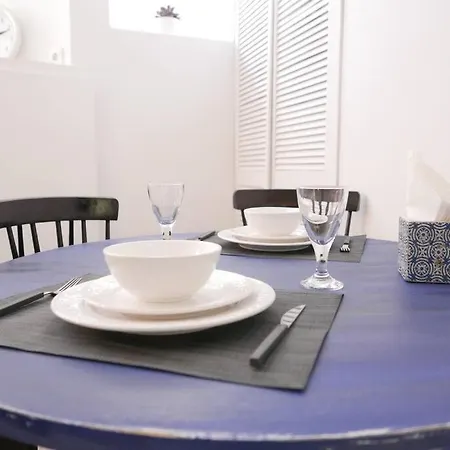 Alfama's Hidden Terrace Gem リスボン