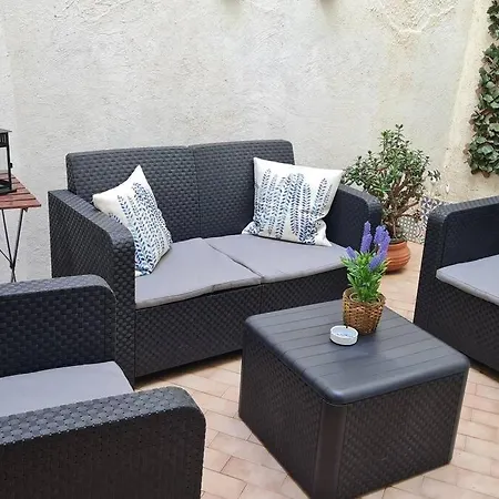 Alfama's Hidden Terrace Gem リスボン