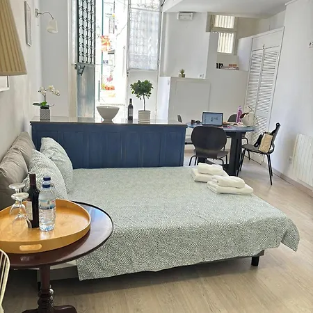 Alfama's Hidden Terrace Gem リスボン